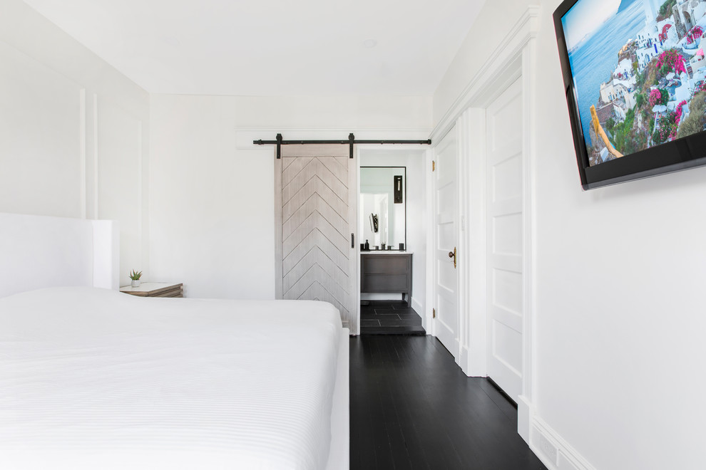 На фото: хозяйская спальня в стиле модернизм с белыми стенами, темным паркетным полом и черным полом с