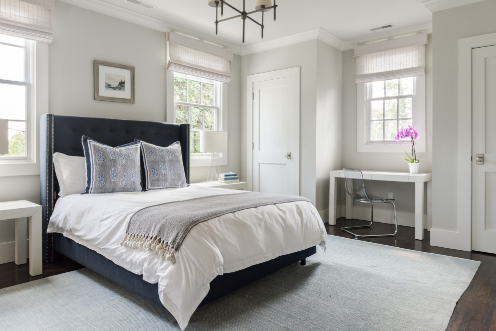 Inspiration för klassiska sovrum, med grå väggar, mörkt trägolv och brunt golv