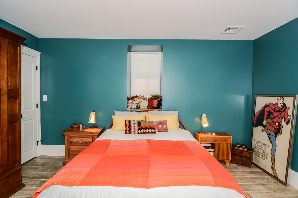 Ispirazione per una camera matrimoniale stile rurale di medie dimensioni con pareti blu, pavimento in gres porcellanato e pavimento beige