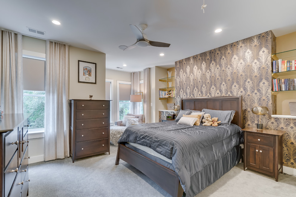 ワシントンD.C.にある広いトランジショナルスタイルのおしゃれな主寝室 (ベージュの壁、カーペット敷き、暖炉なし、グレーの床)