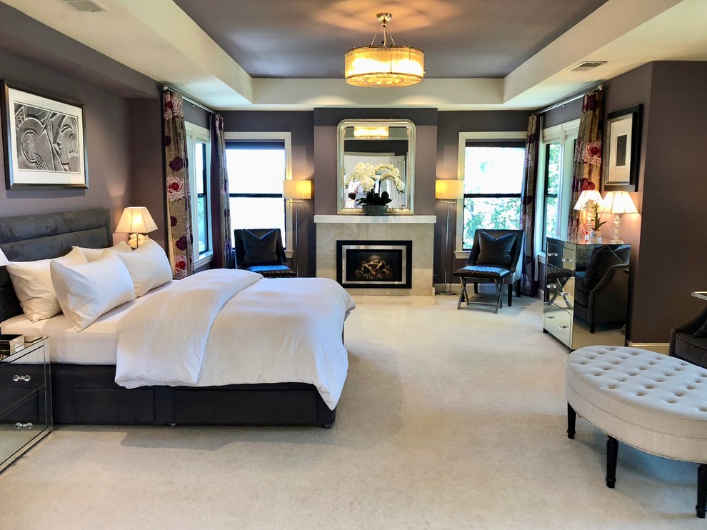 Стильный дизайн: огромная хозяйская спальня в современном стиле с фиолетовыми стенами, ковровым покрытием и бежевым полом - последний тренд