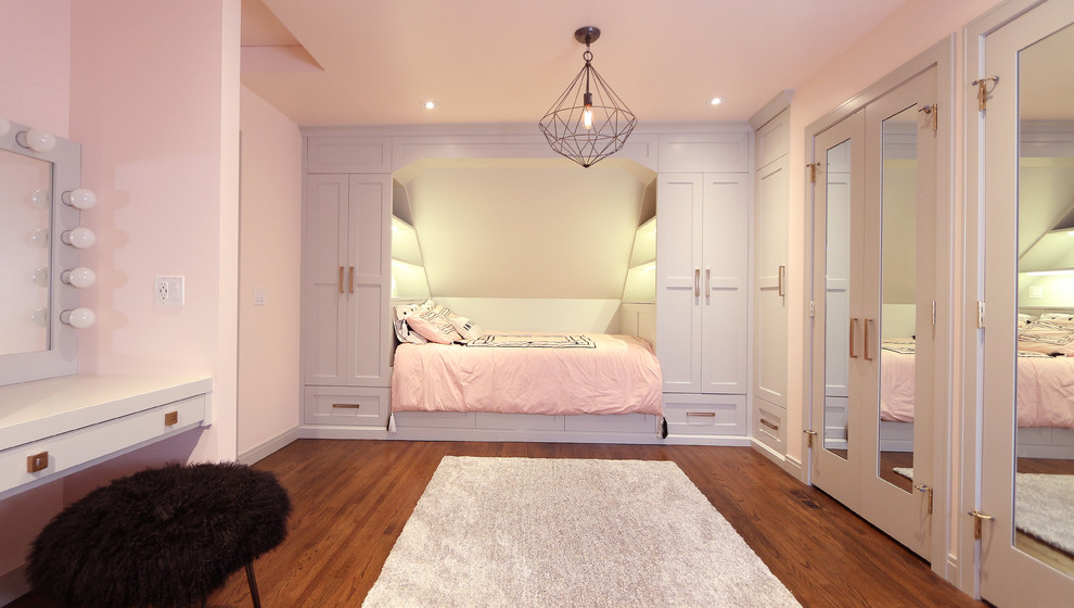 На фото: большая спальня в современном стиле с розовыми стенами, паркетным полом среднего тона и коричневым полом без камина с