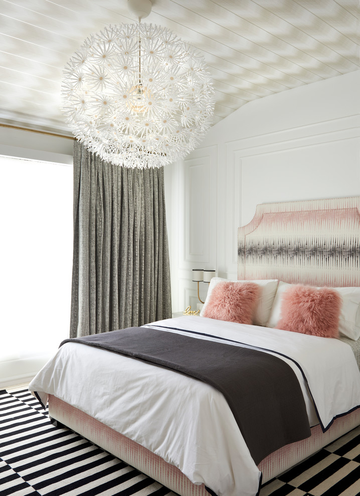 Idée de décoration pour une chambre parentale grise et rose tradition avec un mur blanc.