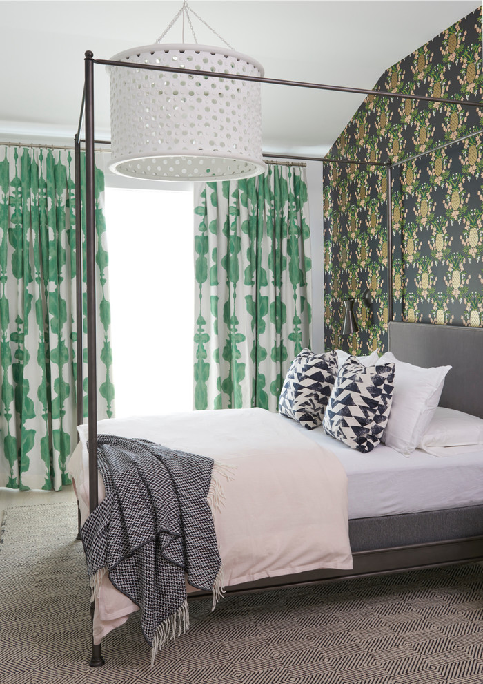 Идея дизайна: хозяйская спальня в стиле неоклассика (современная классика) с разноцветными стенами, ковровым покрытием и разноцветным полом