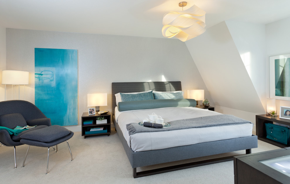 Modernes Hauptschlafzimmer ohne Kamin mit weißer Wandfarbe und Teppichboden in Vancouver