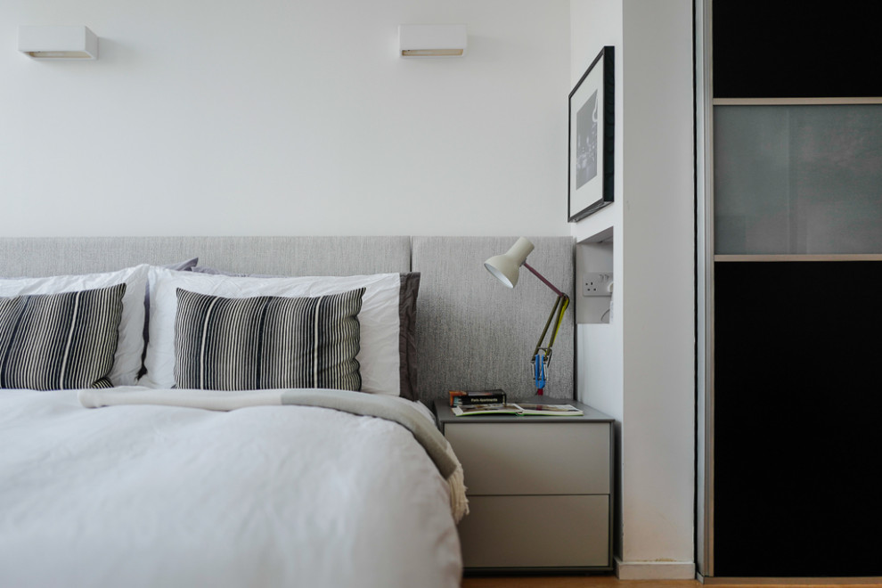 ロンドンにある小さなコンテンポラリースタイルのおしゃれな主寝室 (白い壁、淡色無垢フローリング、ベージュの床)