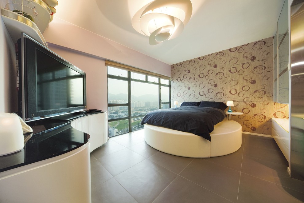 Bild på ett funkis sovrum, med beige väggar