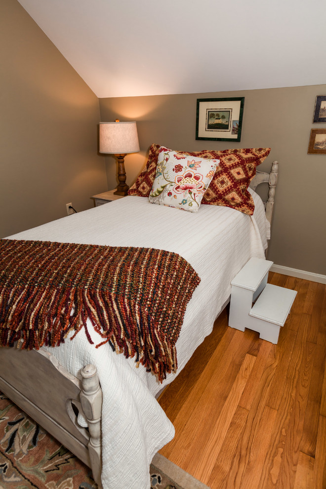 Пример оригинального дизайна: гостевая спальня среднего размера, (комната для гостей) в классическом стиле с бежевыми стенами и паркетным полом среднего тона без камина
