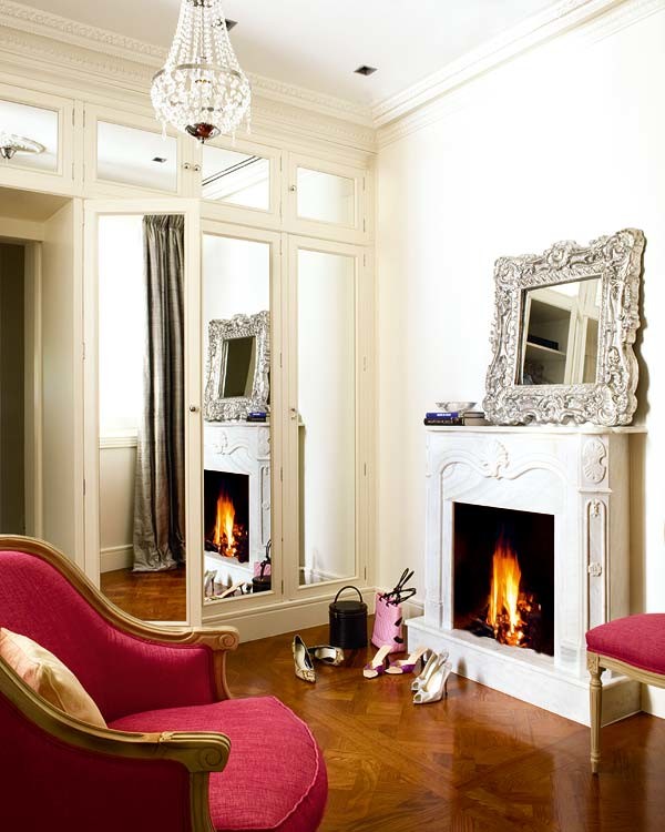 Ejemplo de dormitorio principal tradicional grande con paredes blancas, suelo de madera en tonos medios y todas las chimeneas