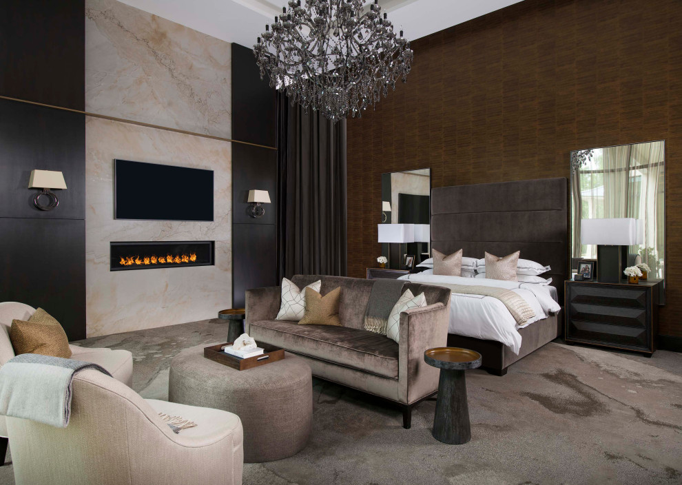 На фото: огромная хозяйская спальня в стиле модернизм с коричневыми стенами, ковровым покрытием, горизонтальным камином, фасадом камина из камня, разноцветным полом, многоуровневым потолком и деревянными стенами с