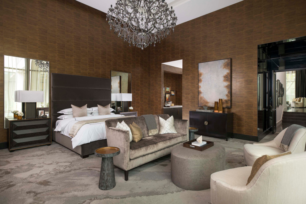 На фото: огромная хозяйская спальня в современном стиле с коричневыми стенами, ковровым покрытием, горизонтальным камином, фасадом камина из камня, разноцветным полом, многоуровневым потолком и деревянными стенами