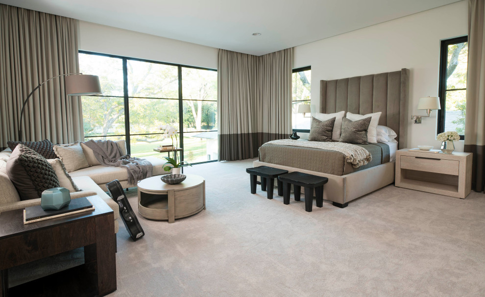 Geräumiges Modernes Gästezimmer ohne Kamin mit weißer Wandfarbe, Teppichboden und beigem Boden in Dallas