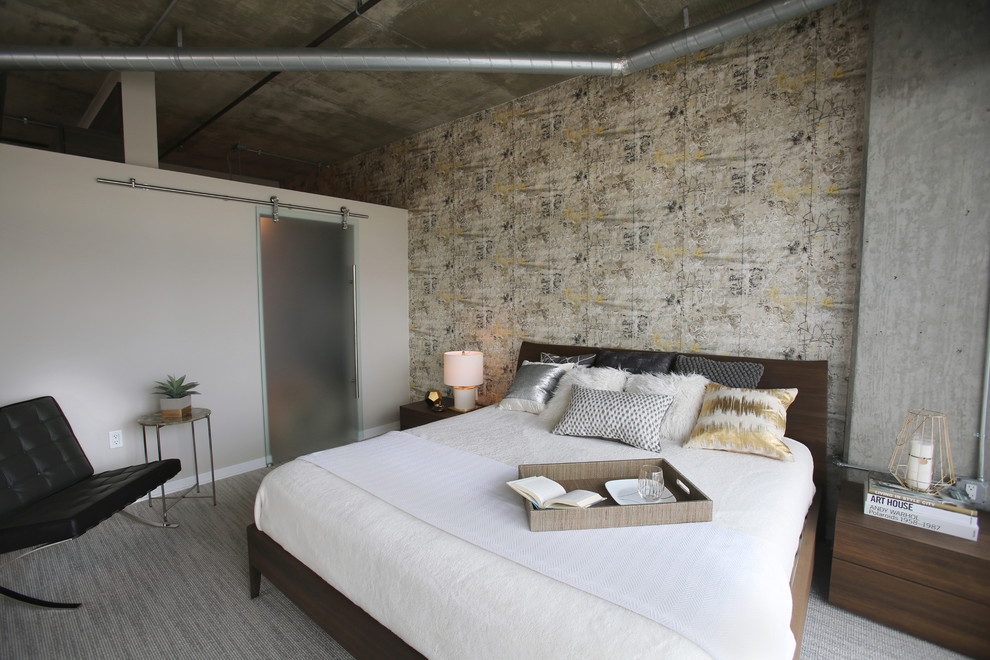 デトロイトにある中くらいなコンテンポラリースタイルのおしゃれな主寝室 (ベージュの壁、カーペット敷き、暖炉なし、グレーの床、表し梁、壁紙)