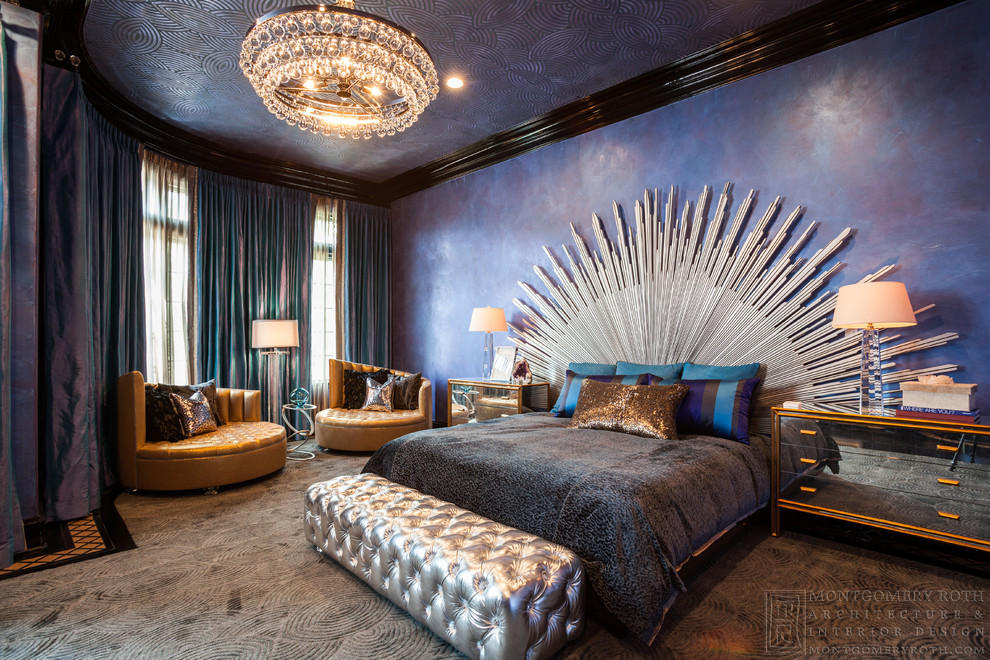 Großes Eklektisches Hauptschlafzimmer ohne Kamin mit lila Wandfarbe und Teppichboden in Houston