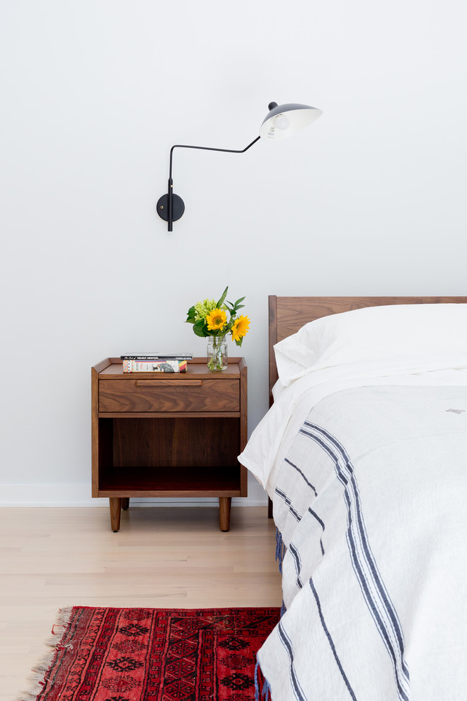 Immagine di una grande camera da letto minimalista con pareti grigie e parquet chiaro