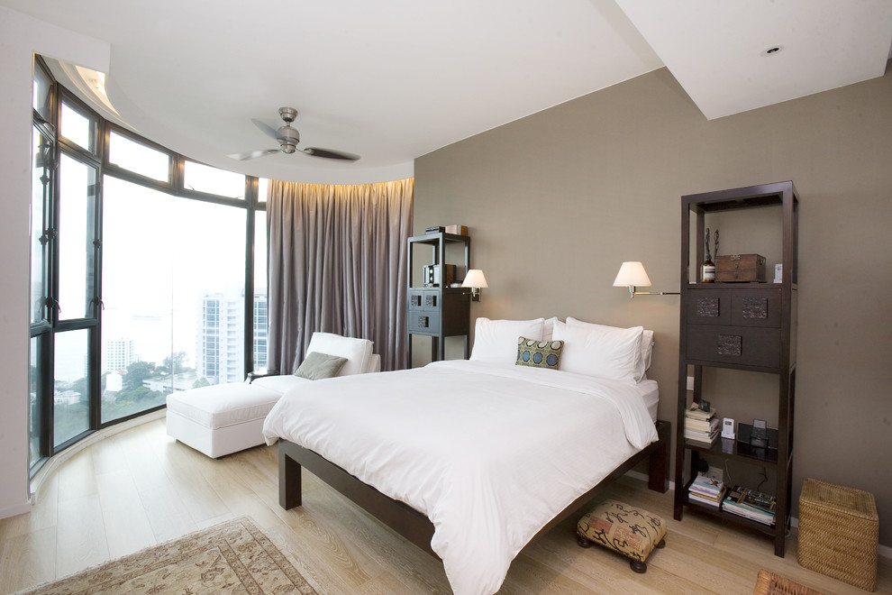 На фото: спальня в современном стиле с бежевыми стенами, светлым паркетным полом и бежевым полом