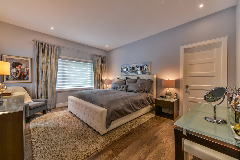 Ejemplo de dormitorio moderno grande sin chimenea con paredes grises y suelo de madera en tonos medios