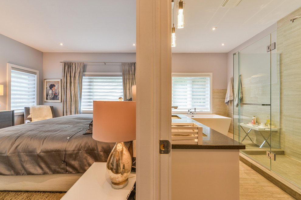 Großes Modernes Schlafzimmer ohne Kamin mit grauer Wandfarbe und braunem Holzboden in Montreal