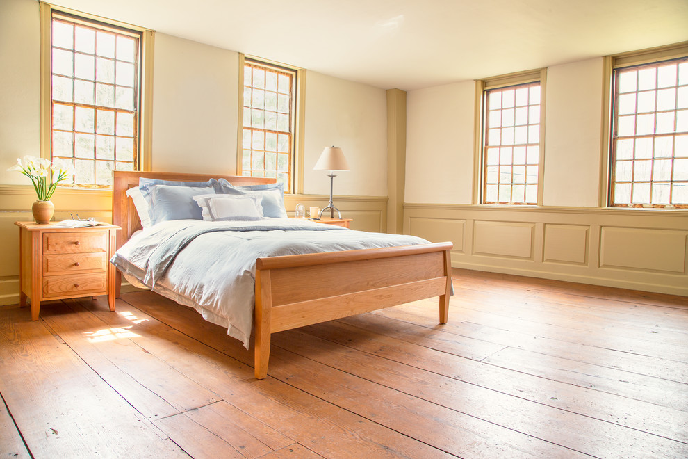 Источник вдохновения для домашнего уюта: хозяйская спальня среднего размера в классическом стиле с белыми стенами