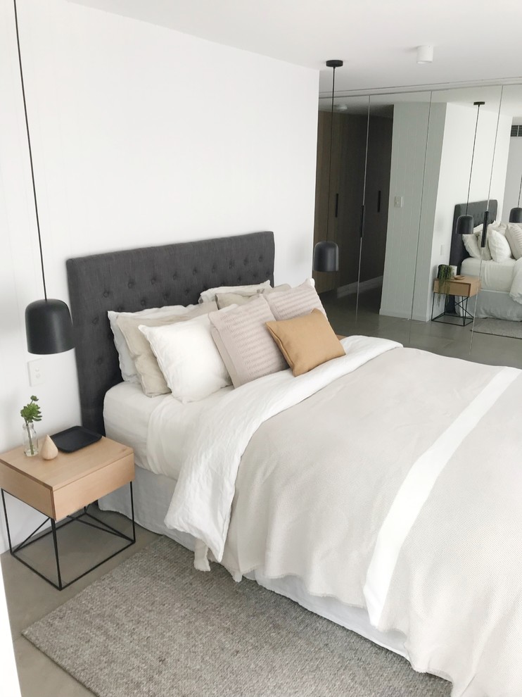Großes Modernes Hauptschlafzimmer mit weißer Wandfarbe, Porzellan-Bodenfliesen und beigem Boden in Sydney