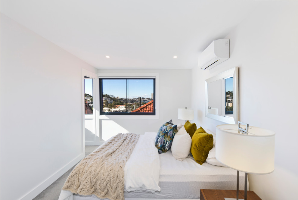 Diseño de dormitorio principal clásico renovado con paredes blancas, moqueta, marco de chimenea de metal y suelo beige