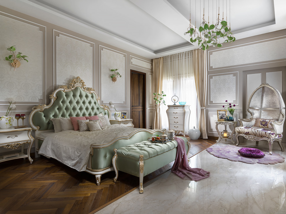 Klassisches Hauptschlafzimmer mit beiger Wandfarbe, braunem Holzboden und braunem Boden in Delhi