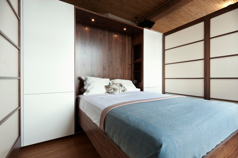 Источник вдохновения для домашнего уюта: большая хозяйская спальня в современном стиле с белыми стенами, темным паркетным полом и коричневым полом без камина