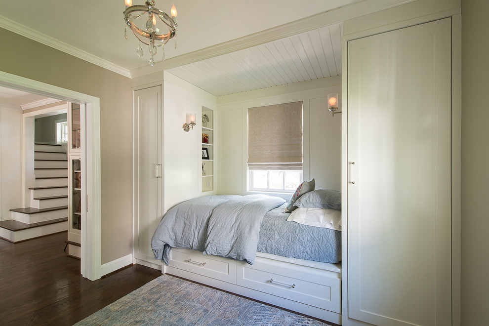 Идея дизайна: гостевая спальня (комната для гостей) с бежевыми стенами, паркетным полом среднего тона, коричневым полом и кроватью в нише