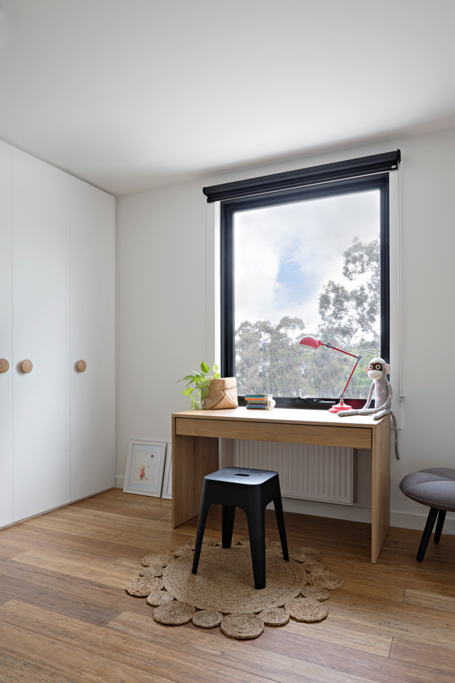 メルボルンにある中くらいなコンテンポラリースタイルのおしゃれな寝室 (白い壁、竹フローリング) のインテリア