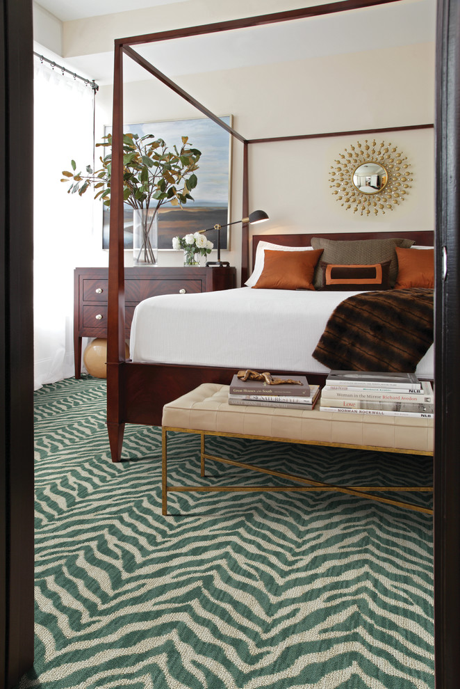 Imagen de habitación de invitados contemporánea de tamaño medio sin chimenea con paredes beige y moqueta