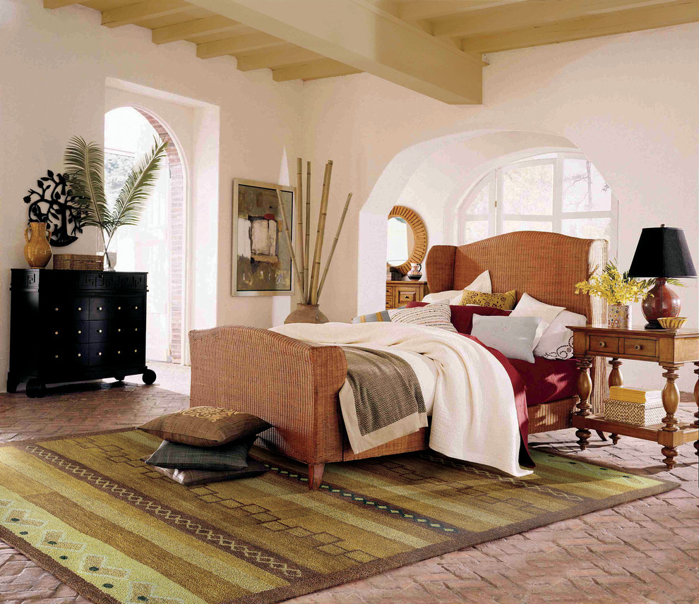 На фото: большая хозяйская спальня в средиземноморском стиле с белыми стенами и кирпичным полом без камина с