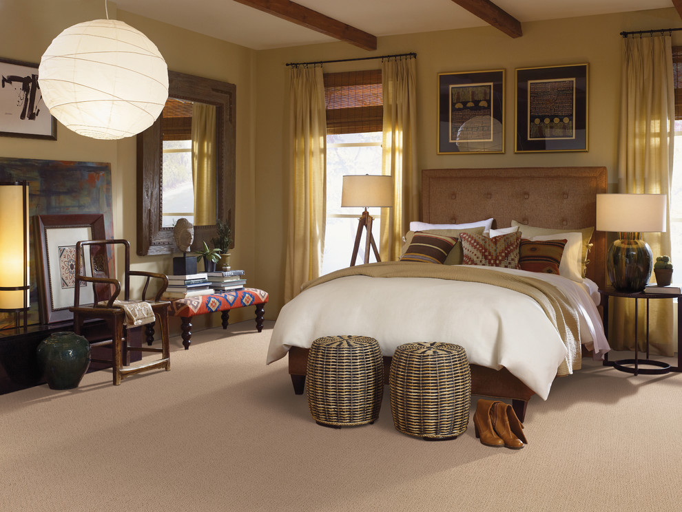 Imagen de dormitorio principal tradicional renovado de tamaño medio con paredes amarillas y moqueta