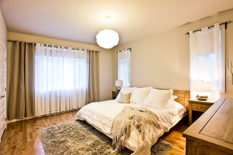 Idee per una grande camera matrimoniale tradizionale con pareti beige, parquet chiaro e pavimento marrone