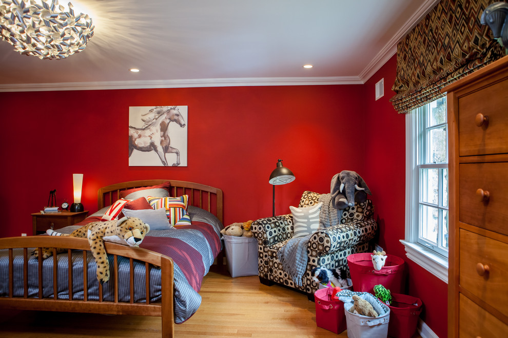 Modelo de dormitorio tradicional renovado con paredes rojas, suelo de madera clara y suelo marrón