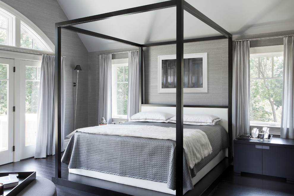 На фото: серо-белая спальня в стиле неоклассика (современная классика) с серыми стенами и темным паркетным полом с