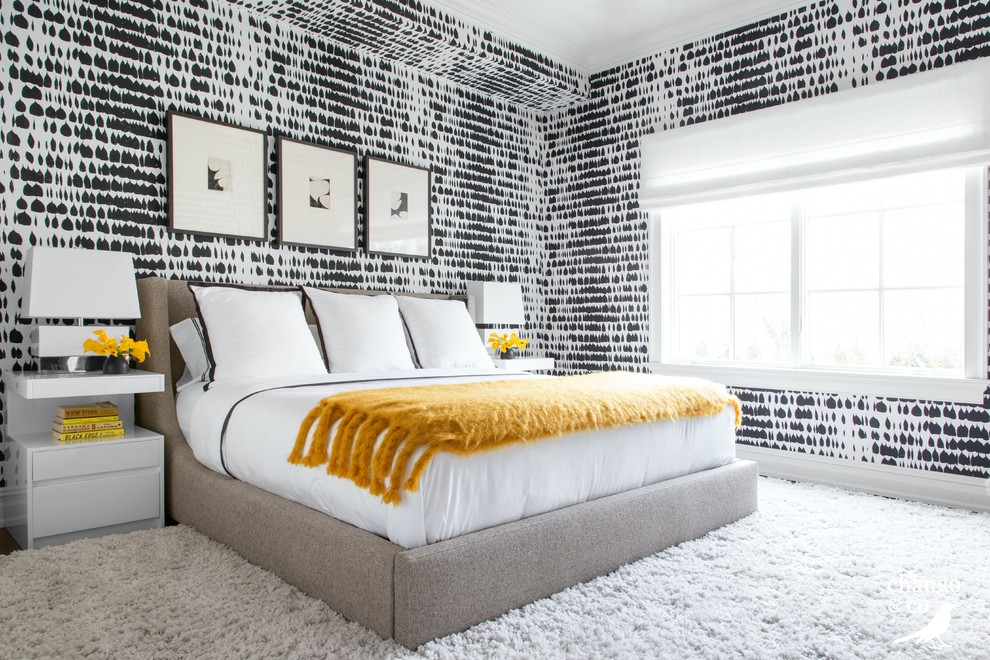 На фото: огромная гостевая спальня (комната для гостей) в стиле неоклассика (современная классика) с белыми стенами, темным паркетным полом, стандартным камином, фасадом камина из камня и коричневым полом