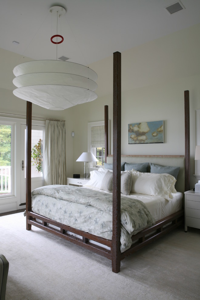 Foto di una camera da letto classica con pareti beige e nessun camino