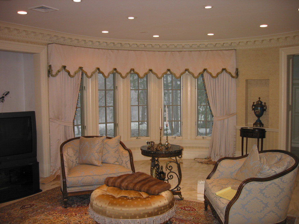 Großes Klassisches Hauptschlafzimmer mit beiger Wandfarbe in New York
