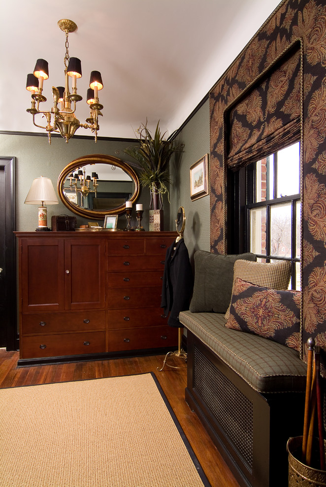 Kleines Klassisches Hauptschlafzimmer mit grüner Wandfarbe, dunklem Holzboden und braunem Boden in Newark