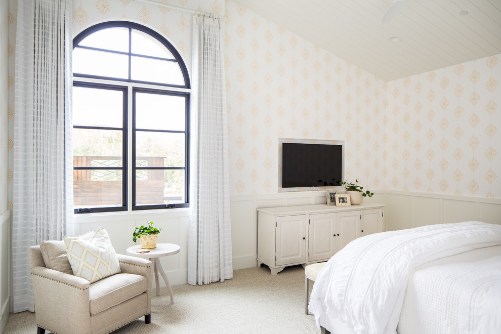 На фото: гостевая спальня (комната для гостей) в средиземноморском стиле с желтыми стенами и ковровым покрытием с