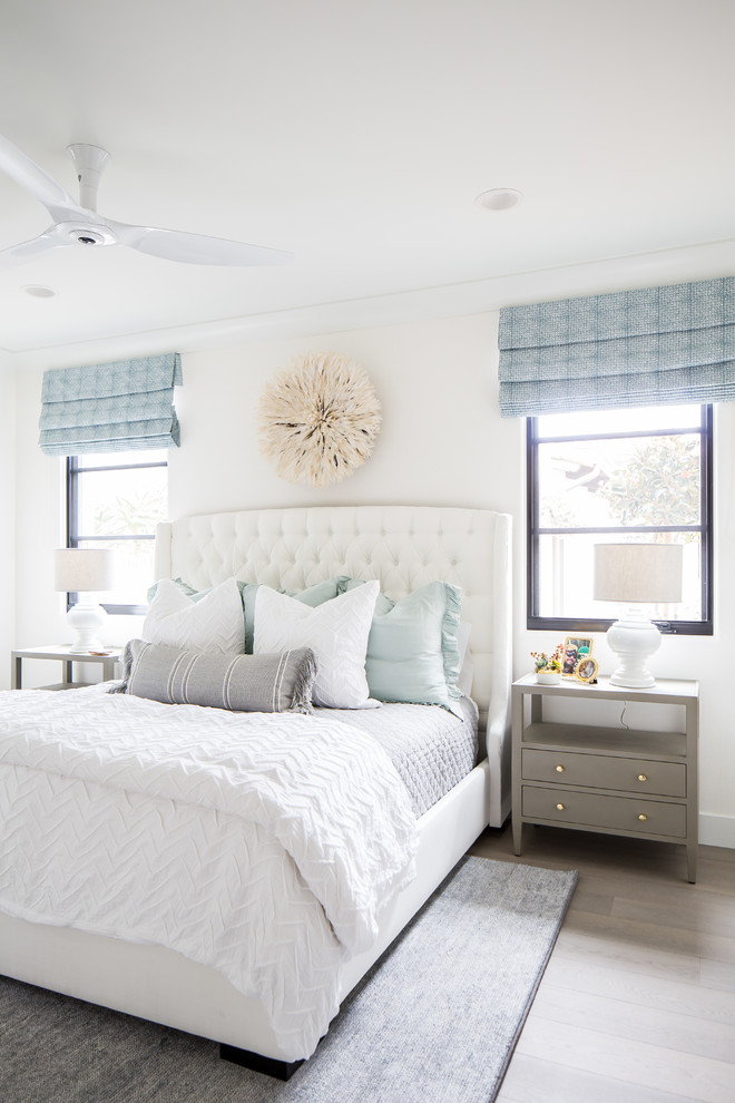 サンディエゴにある地中海スタイルのおしゃれな客用寝室 (白い壁、淡色無垢フローリング) のインテリア