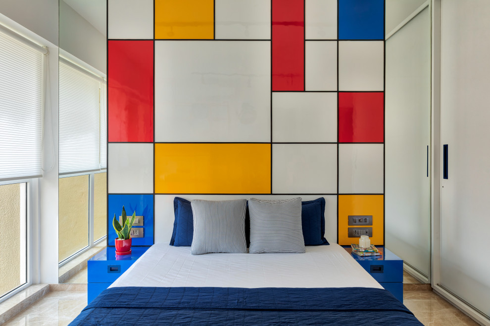 Inspiration för moderna sovrum, med vita väggar och brunt golv