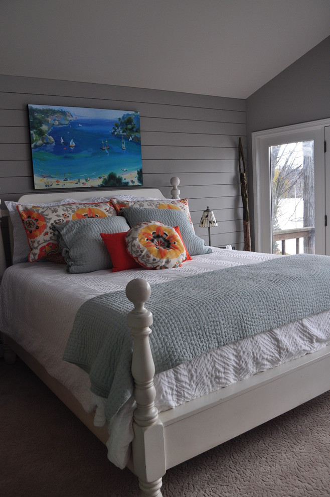 Imagen de dormitorio principal costero grande con paredes grises y moqueta