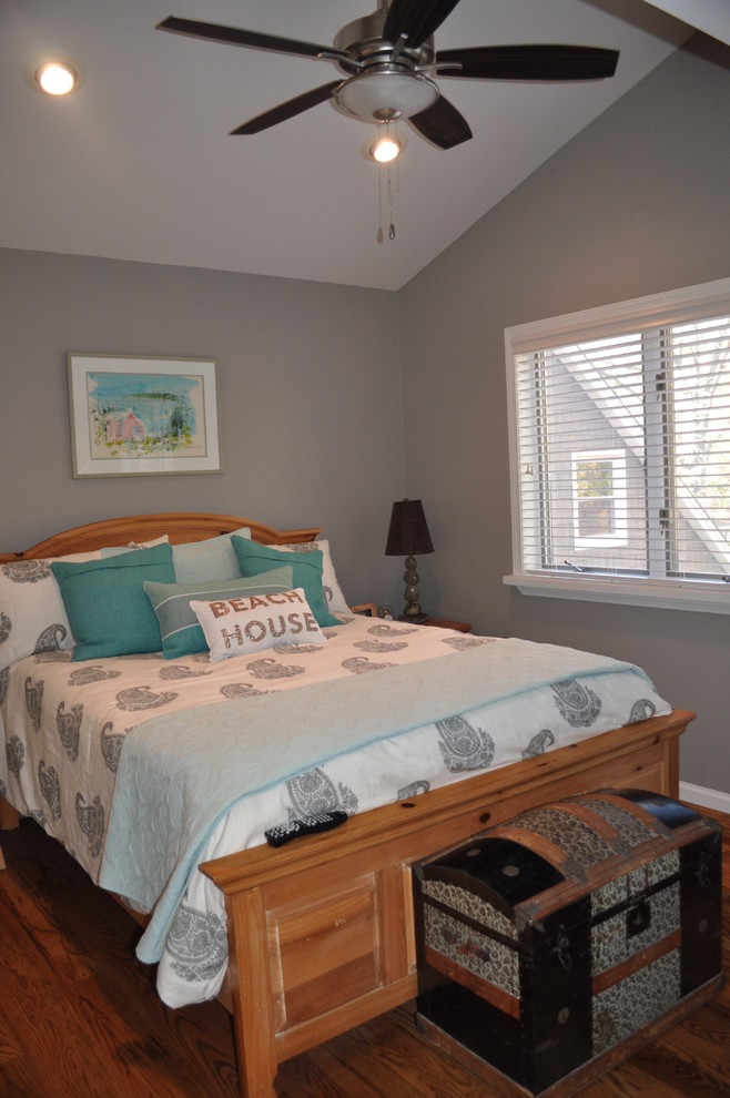 Imagen de habitación de invitados marinera de tamaño medio con paredes grises y suelo de madera en tonos medios