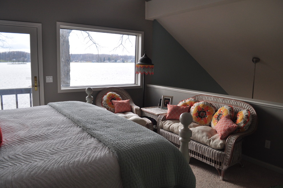 Свежая идея для дизайна: хозяйская спальня среднего размера в морском стиле с серыми стенами и ковровым покрытием - отличное фото интерьера
