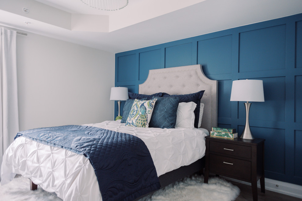 На фото: спальня в стиле неоклассика (современная классика) с синими стенами, темным паркетным полом, коричневым полом, многоуровневым потолком и панелями на части стены