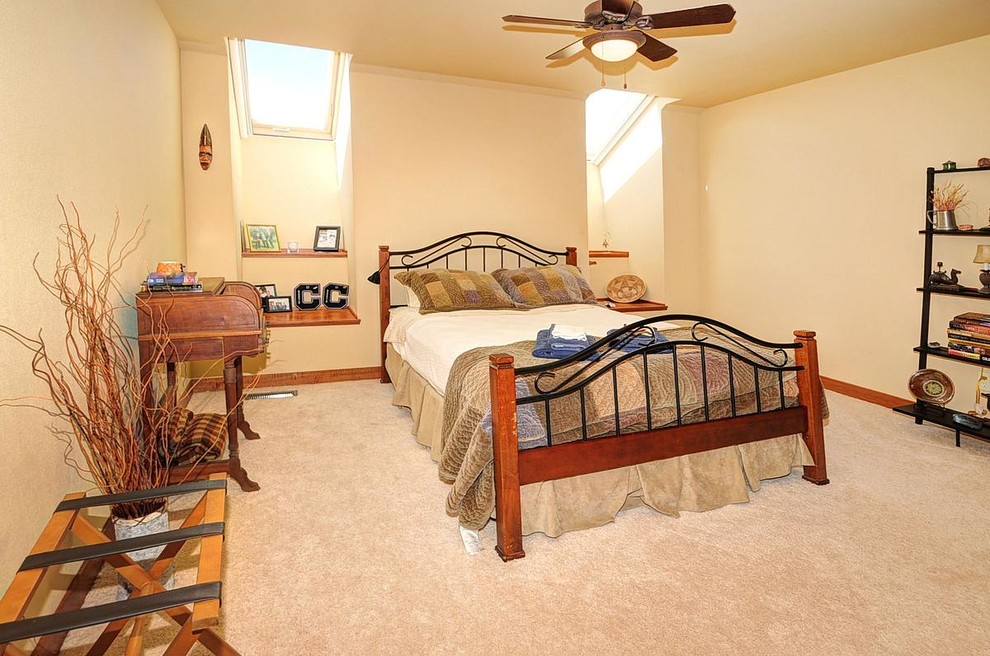 Mid-sized trendy guest carpeted bedroom photo in Milwaukee with beige walls