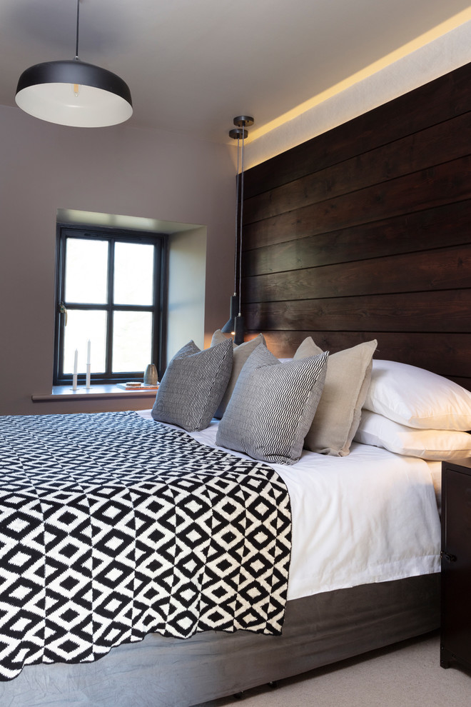 Kleines Uriges Gästezimmer mit beiger Wandfarbe, Teppichboden und beigem Boden in Sonstige