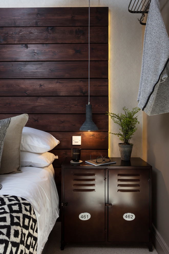 Свежая идея для дизайна: маленькая гостевая спальня (комната для гостей) в стиле рустика с бежевыми стенами, ковровым покрытием и бежевым полом для на участке и в саду - отличное фото интерьера