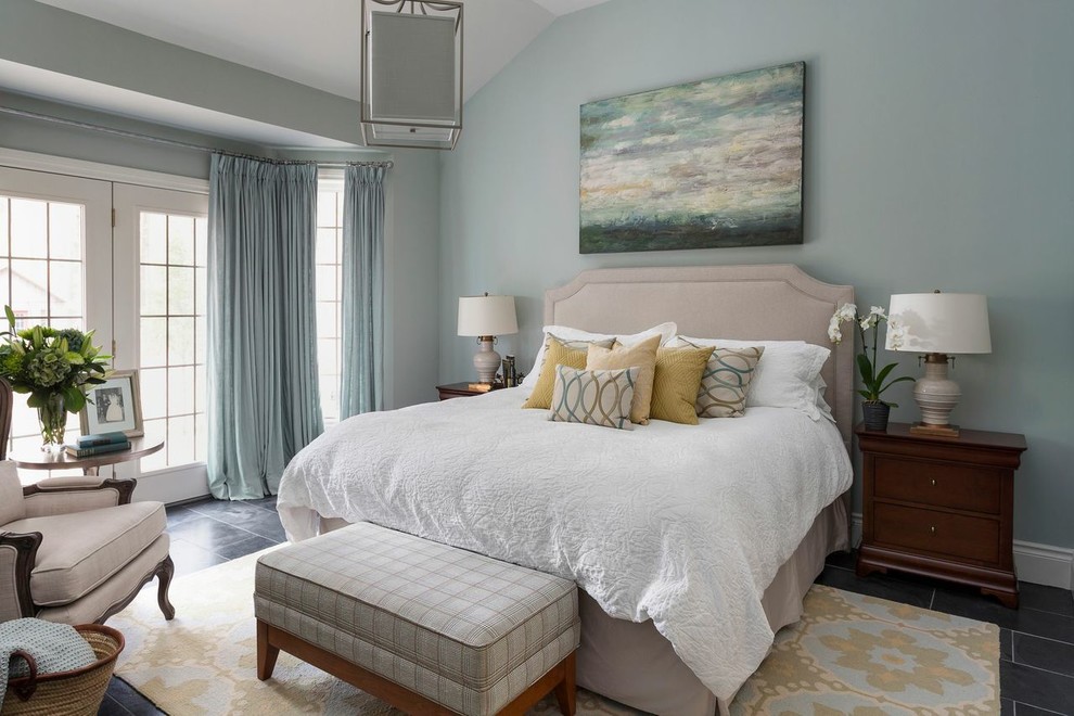 Источник вдохновения для домашнего уюта: спальня в классическом стиле с синими стенами и черным полом